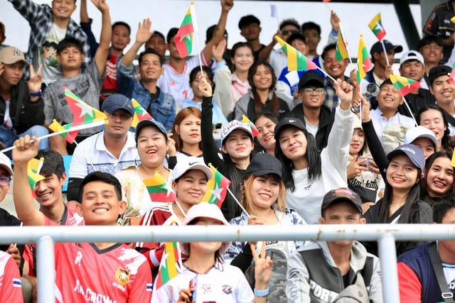 Myanmars fans var otroligt många på Chonburi Stadium, vilket skapade en hetsig stämning under den avgörande matchen för det vietnamesiska damlandslaget - Foto 3. CĐV Myanmar đông khủng khiếp trên sân Chonburi, nóng rực trận sinh tử của đội tuyển nữ Việt Nam- Ảnh 3.
