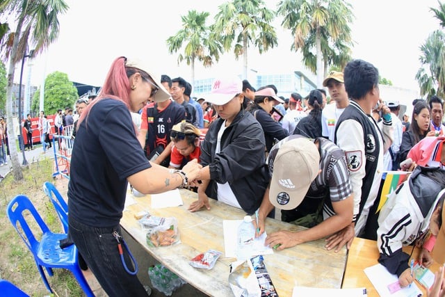 Myanmars fans var otroligt många på Chonburi Stadium, vilket skapade en hetsig stämning under den avgörande matchen för det vietnamesiska damlandslaget - Foto 4. CĐV Myanmar đông khủng khiếp trên sân Chonburi, nóng rực trận sinh tử của đội tuyển nữ Việt Nam- Ảnh 4.