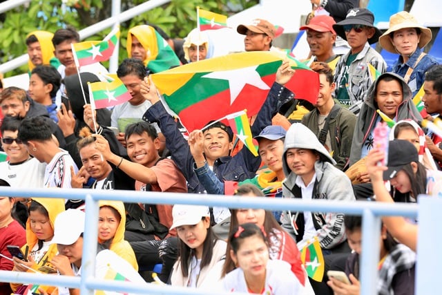 Myanmars fans var otroligt många på Chonburi Stadium, vilket skapade en hetsig stämning under den avgörande matchen för det vietnamesiska damlandslaget - Foto 5. CĐV Myanmar đông khủng khiếp trên sân Chonburi, nóng rực trận sinh tử của đội tuyển nữ Việt Nam- Ảnh 5.