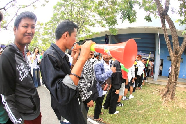 Myanmars fans var otroligt många på Chonburi Stadium, vilket skapade en hetsig stämning under den avgörande matchen för det vietnamesiska damlandslaget - Foto 6. CĐV Myanmar đông khủng khiếp trên sân Chonburi, nóng rực trận sinh tử của đội tuyển nữ Việt Nam- Ảnh 6.