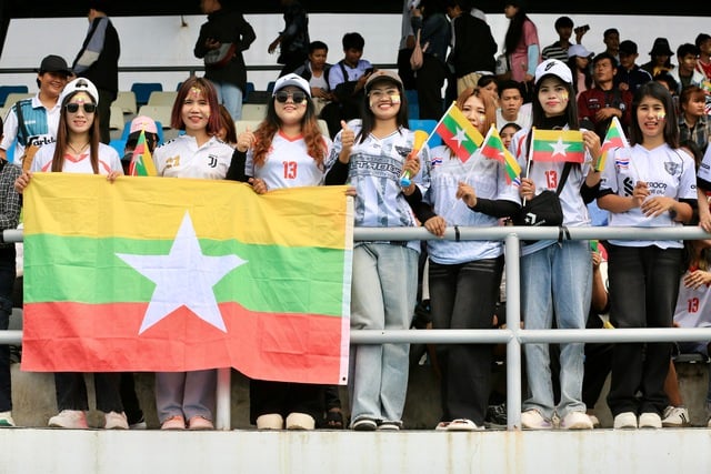 Myanmars fans var otroligt många på Chonburi Stadium, vilket skapade en hetsig stämning under den avgörande matchen för det vietnamesiska damlandslaget - Foto 7. CĐV Myanmar đông khủng khiếp trên sân Chonburi, nóng rực trận sinh tử của đội tuyển nữ Việt Nam- Ảnh 7.