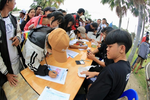 Det stora antalet Myanmar-fans på Chonburi Stadium skapade en hetsig stämning under den avgörande matchen för det vietnamesiska damlandslaget - Foto 8. CĐV Myanmar đông khủng khiếp trên sân Chonburi, nóng rực trận sinh tử của đội tuyển nữ Việt Nam- Ảnh 8.