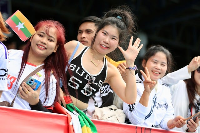 Det stora antalet Myanmar-fans på Chonburi Stadium skapade en hetsig stämning under den avgörande matchen för det vietnamesiska damlandslaget - Foto 10. CĐV Myanmar đông khủng khiếp trên sân Chonburi, nóng rực trận sinh tử của đội tuyển nữ Việt Nam- Ảnh 10.