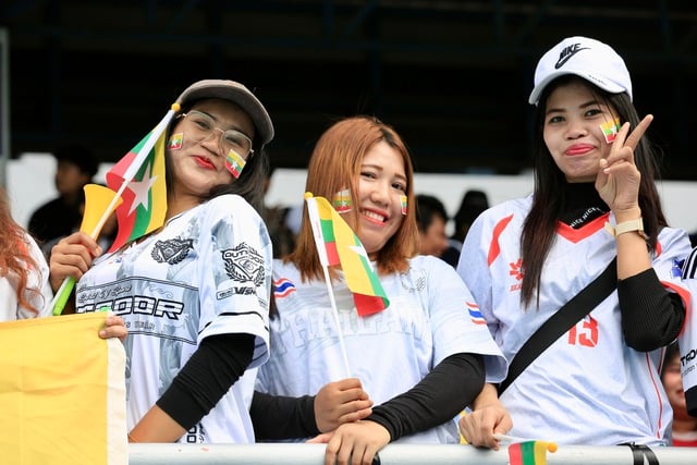Det stora antalet Myanmar-fans på Chonburi Stadium skapade en hetsig stämning under den avgörande matchen för det vietnamesiska damlandslaget - Foto 11. CĐV Myanmar đông khủng khiếp trên sân Chonburi, nóng rực trận sinh tử của đội tuyển nữ Việt Nam- Ảnh 11.