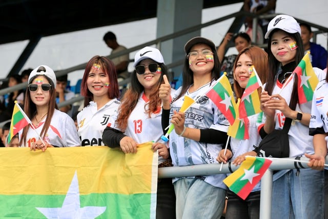 Det stora antalet Myanmar-fans på Chonburi Stadium skapade en hetsig stämning under den avgörande matchen för det vietnamesiska damlandslaget - Foto 12. CĐV Myanmar đông khủng khiếp trên sân Chonburi, nóng rực trận sinh tử của đội tuyển nữ Việt Nam- Ảnh 12.