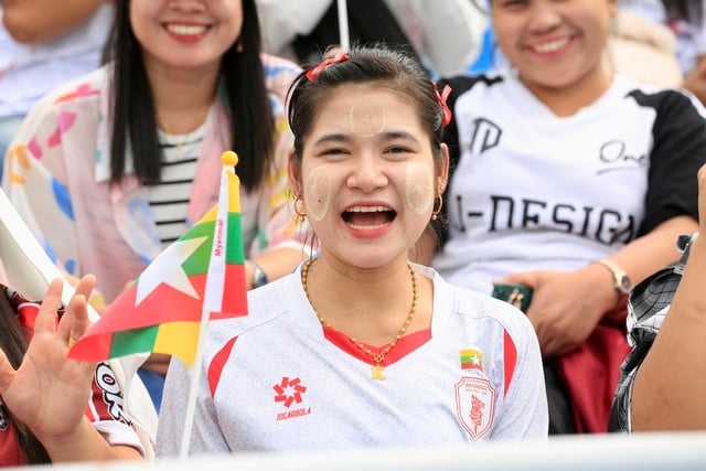 Det stora antalet Myanmar-fans på Chonburi Stadium skapade en hetsig stämning under den avgörande matchen för det vietnamesiska damlandslaget - Foto 15. CĐV Myanmar đông khủng khiếp trên sân Chonburi, nóng rực trận sinh tử của đội tuyển nữ Việt Nam- Ảnh 15.