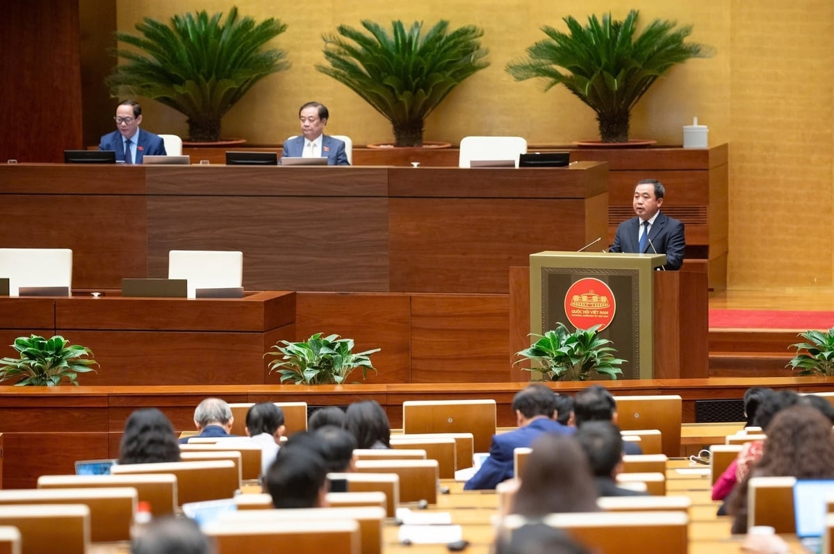 The National Assembly listened to Minister of Agriculture and Environment Tran Duc Thang, authorized by the Prime Minister, present a report explaining, receiving feedback, and revising the draft law. Photo: Pham Thang. Quốc hội nghe Bộ trưởng Bộ Nông nghiệp và Môi trường Trần Đức Thắng, thừa ủy quyền của Thủ tướng Chính phủ trình bày báo cáo giải trình, tiếp thu và chỉnh lý dự thảo luật. Ảnh: Phạm Thắng.