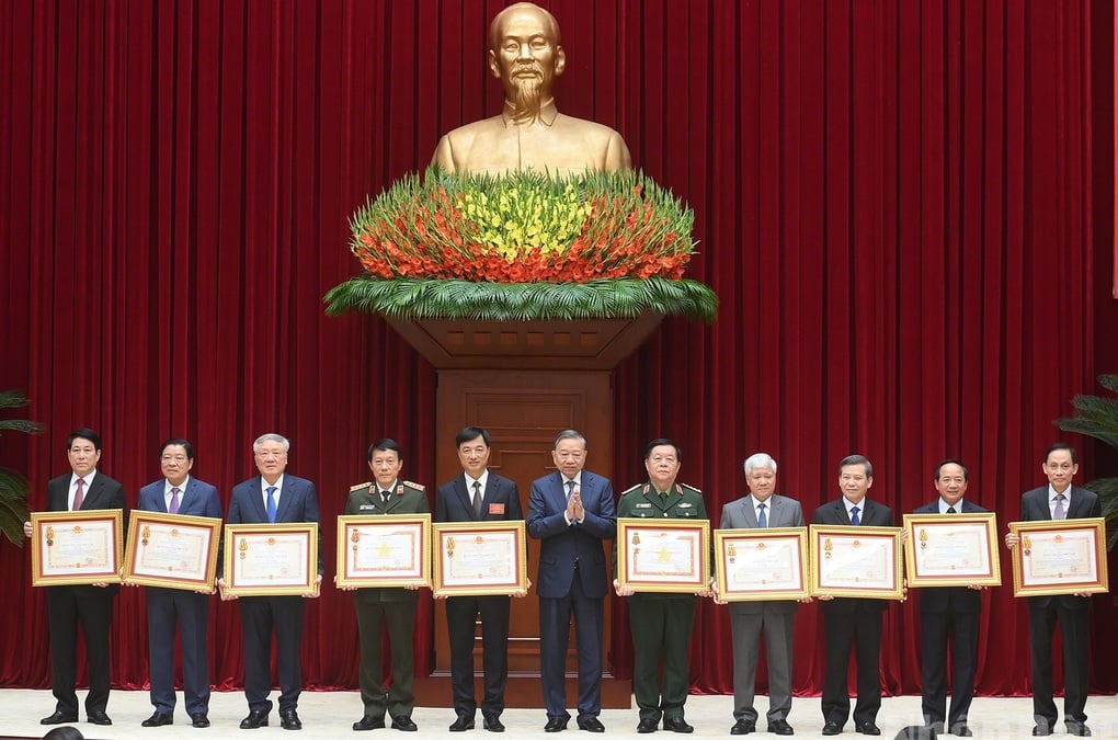 Presiden dan banyak anggota Politbiro dianugerahi medali - 1