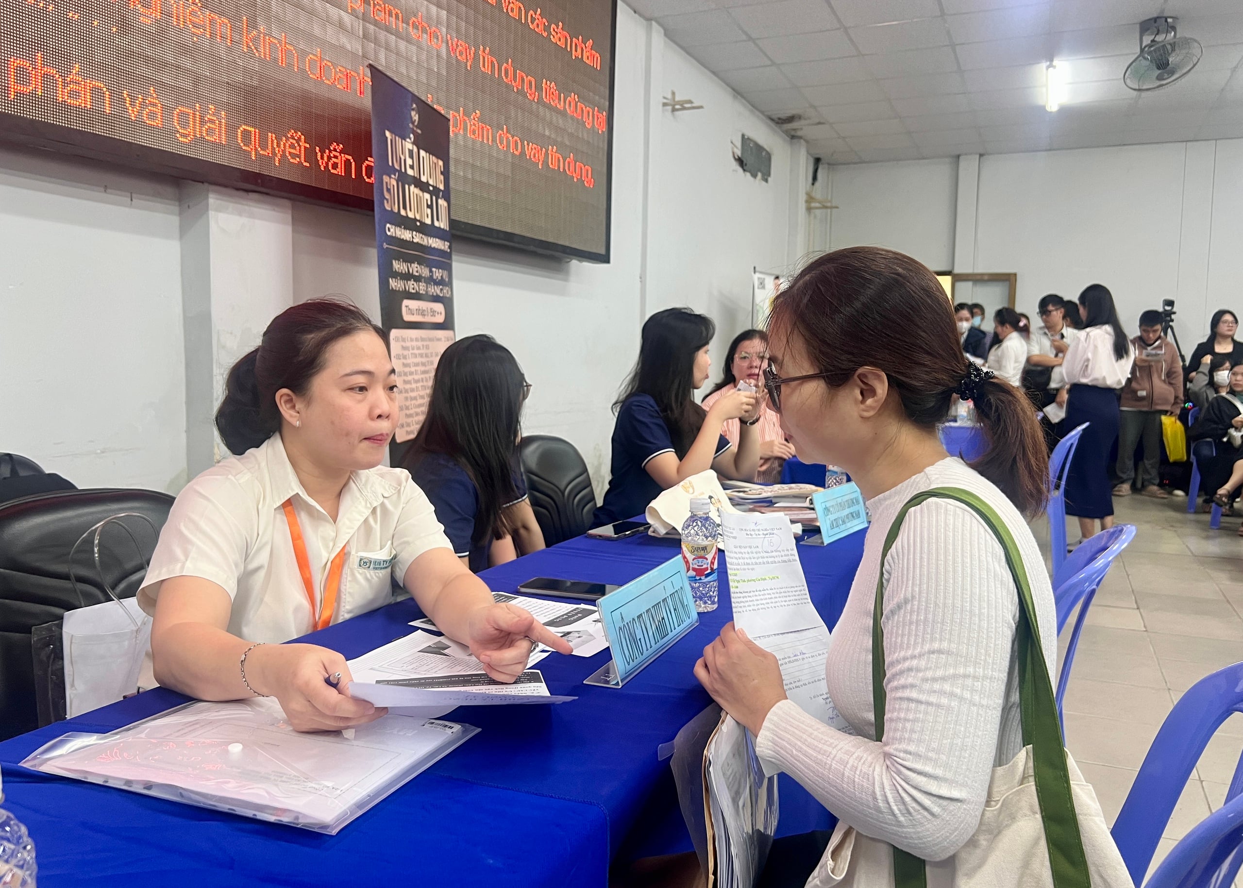 Jobbmuligheter for Tet 2026 i Ho Chi Minh-byen, start å jobbe umiddelbart med en inntekt på 8-15 millioner VND - Bilde 1. Việc làm tết 2026 ở TP.HCM, đi làm ngay với thu nhập 8 - 15 triệu đồng- Ảnh 1.