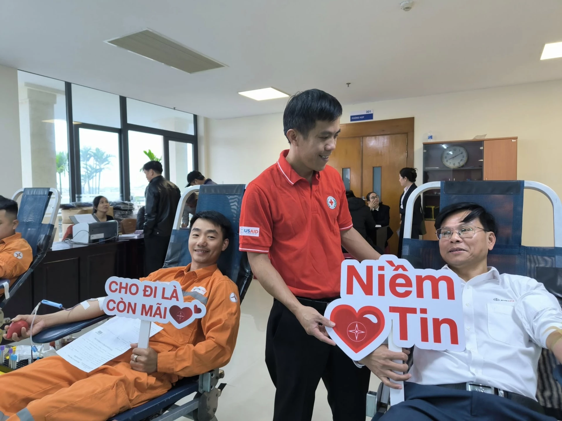 Tjänstemän och anställda inom elsektorn deltar i frivillig blodgivning vid det 11:e programmet