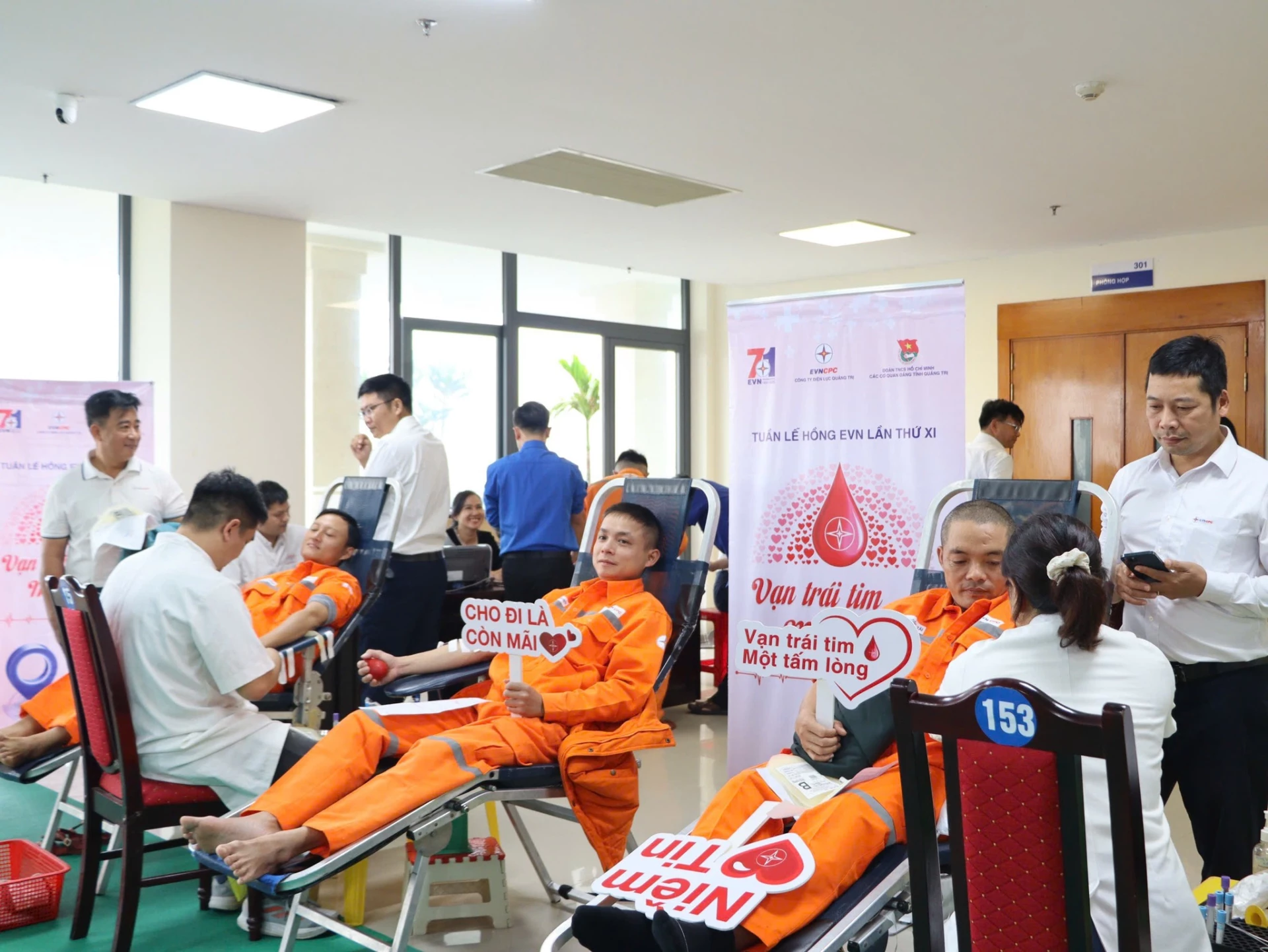 Tjänstemän och anställda inom elsektorn deltar i frivillig blodgivning vid det 11:e programmet