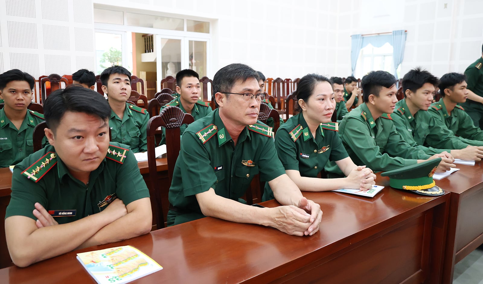 ស្វែងយល់ឱ្យបានហ្មត់ចត់អំពីស្ថានការណ៍ទាក់ទងនឹងការបំពានវិន័យ និងច្បាប់ ព្រមទាំងផ្តល់ការណែនាំអំពីមនោគមវិជ្ជាដល់មន្ត្រី និងទាហាន។