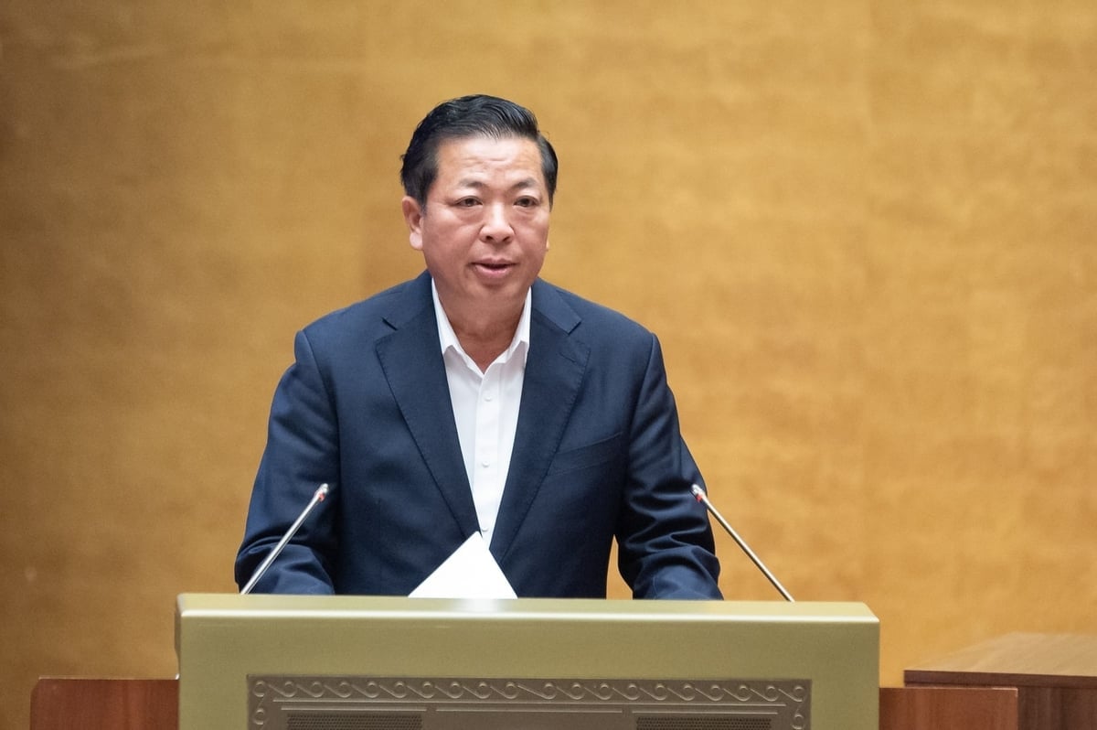 Bộ trưởng Bộ Xây dựng Trần Hồng Minh trình bày Báo cáo tiếp thu, giải trình ý kiến. Ảnh: Phạm Thắng.