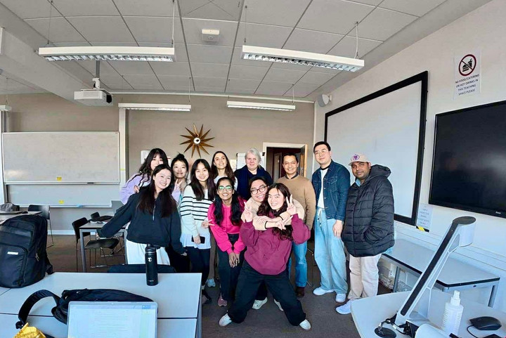 写真は、2025年4月に英国ブリストル大学で教育学修士課程の仲間たちと撮ったヴィエットさん。