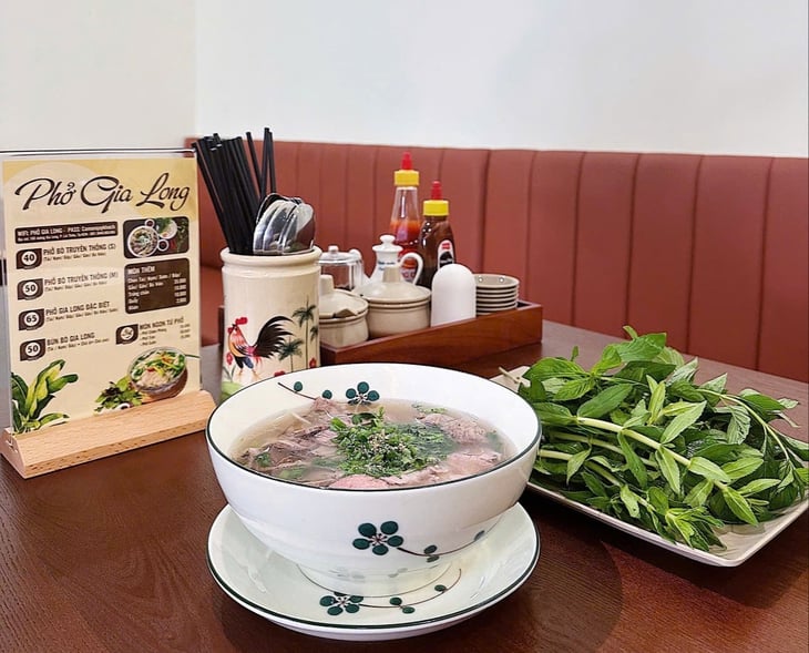 Однодневная экскурсия в Лай Тхиеу: дегустация супа фо в Гиа Лонг, знакомство с гончарным делом Тху Бьен - Фото 1. phở Gia Long - Ảnh 1.