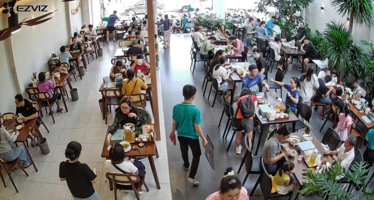 Однодневная экскурсия в Лай Тхиеу: дегустация супа фо в Гиа Лонг, знакомство с гончарным делом Тху Бьен - Фото 2. phở Gia Long - Ảnh 2.