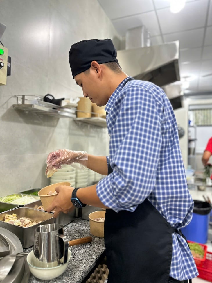 Однодневная экскурсия в Лай Тхиеу: дегустация супа фо в Гиа Лонг, знакомство с гончарным делом Тху Бьен - Фото 3. phở Gia Long - Ảnh 3.