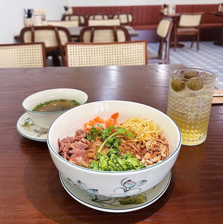 Однодневная экскурсия в Лай Тхиеу: дегустация супа фо в Гиа Лонг, знакомство с гончарным делом Тху Бьен - Фото 4. phở Gia Long - Ảnh 4.