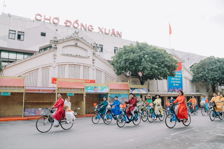 Uczestnictwo w targach projektowych na targu Dong Xuan i piaszczysta łacha na środku Czerwonej Rzeki - zdjęcie 1. Đi lễ hội thiết kế ở chợ Đồng Xuân và bãi giữa sông Hồng - Ảnh 1.