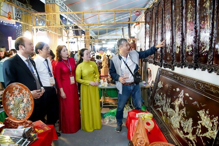 Transformare digitală în comuna Chuyen My: Aducerea pe piață a produselor artizanale tradiționale. Chuyển đổi số ở xã Chuyên Mỹ: Đưa sản phẩm làng nghề