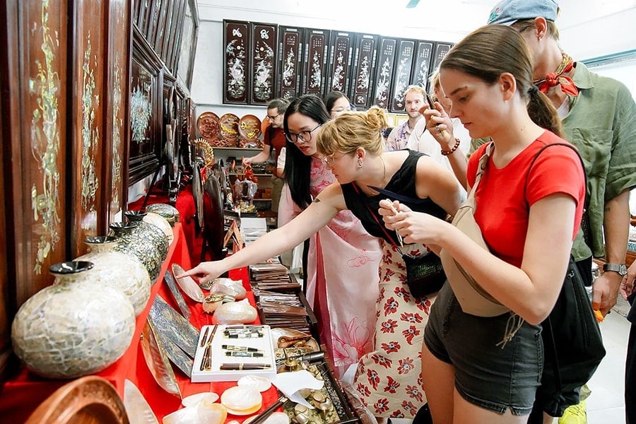 Transformare digitală în comuna Chuyen My: Aducerea pe piață a produselor artizanale tradiționale. Chuyển đổi số ở xã Chuyên Mỹ: Đưa sản phẩm làng nghề