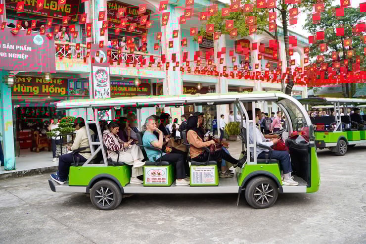 Comuna Chuyen My: Aplicarea transformării digitale pentru a aduce produsele artizanale tradiționale pe o piață mai largă - Fotografia 3. Xã Chuyên Mỹ: Ứng dụng chuyển đổi số, đưa sản phẩm làng nghề vươn xa- Ảnh 3.