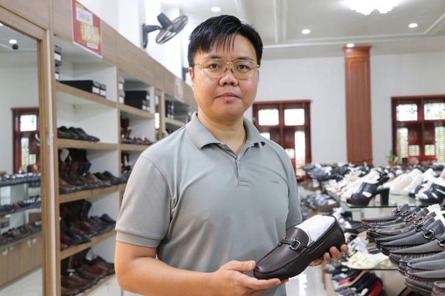 Transformare digitală în comuna Chuyen My: Aducerea pe piață a produselor artizanale tradiționale. Chuyển đổi số ở xã Chuyên Mỹ: Đưa sản phẩm làng nghề