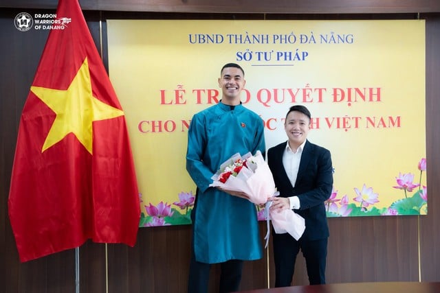 Gustavo fick officiellt vietnamesiskt medborgarskap under namnet Do Phi Long: 1,95 m lång, inte rädd för Malaysia - Foto 1. Gustavo chính thức nhận Quốc tịch Việt Nam với tên Đỗ Phi Long: Cao 1,95 m, không ngại Malaysia- Ảnh 1.