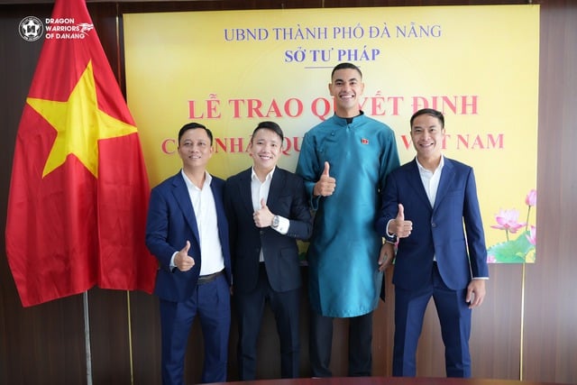 Gustavo fick officiellt vietnamesiskt medborgarskap under namnet Do Phi Long: 1,95 m lång, inte rädd för Malaysia - Foto 2. Gustavo chính thức nhận Quốc tịch Việt Nam với tên Đỗ Phi Long: Cao 1,95 m, không ngại Malaysia- Ảnh 2.