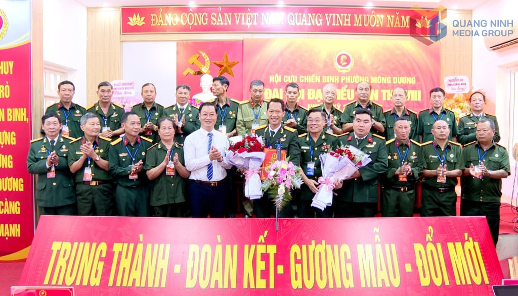 Líderes de la Asociación Provincial de Veteranos y del Comité del Partido del Distrito de Mong Duong entregaron flores para felicitar al Comité Ejecutivo de la Asociación de Veteranos del Distrito de Mong Duong, octavo período (2025-2030). Foto: Proporcionada por la Asociación de Veteranos del Distrito de Mong Duong.