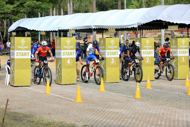 El rendimiento de los ciclistas vietnamitas en la carrera cross-country no fue lo suficientemente bueno, enfrentando duras condiciones: una retirada anticipada - Foto 1. Cua rơ Việt Nam 'bay’ chưa tốt, nghiệt ngã đường đua băng đồng: Sớm dừng bước- Ảnh 1.