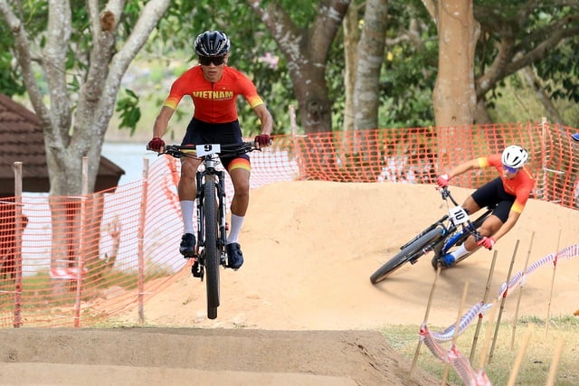El rendimiento de los ciclistas vietnamitas en la carrera cross-country no fue lo suficientemente bueno, enfrentando duras condiciones: fueron eliminados tempranamente - Foto 2. Cua rơ Việt Nam 'bay’ chưa tốt, nghiệt ngã đường đua băng đồng: Sớm dừng bước- Ảnh 2.