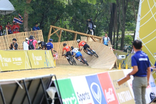 El rendimiento de los ciclistas vietnamitas en la carrera cross-country no fue lo suficientemente bueno, enfrentando duras condiciones: una retirada anticipada - Foto 3. Cua rơ Việt Nam 'bay’ chưa tốt, nghiệt ngã đường đua băng đồng: Sớm dừng bước- Ảnh 3.