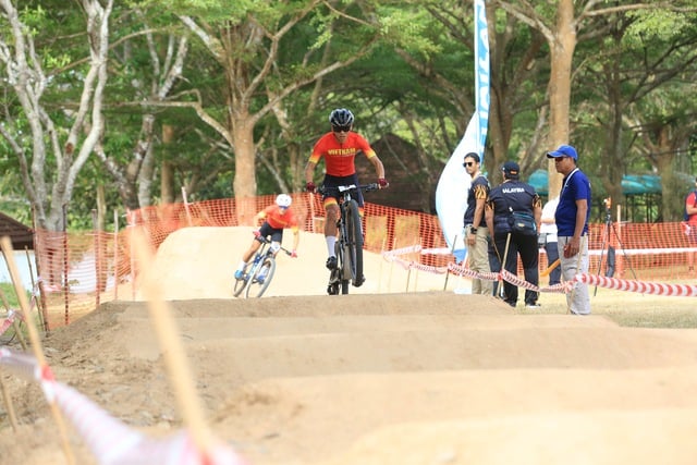 El rendimiento de los ciclistas vietnamitas en la carrera cross-country no fue lo suficientemente bueno, enfrentando duras condiciones: una retirada anticipada - Foto 4. Cua rơ Việt Nam 'bay’ chưa tốt, nghiệt ngã đường đua băng đồng: Sớm dừng bước- Ảnh 4.