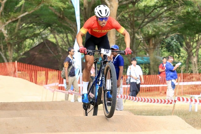 El rendimiento de los ciclistas vietnamitas en la carrera cross-country no fue lo suficientemente bueno, enfrentando duras condiciones: fueron eliminados tempranamente - Foto 6. Cua rơ Việt Nam 'bay’ chưa tốt, nghiệt ngã đường đua băng đồng: Sớm dừng bước- Ảnh 6.