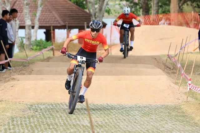 El rendimiento de los ciclistas vietnamitas en la carrera cross-country no fue lo suficientemente bueno, enfrentando duras condiciones: una retirada anticipada - Foto 7. Cua rơ Việt Nam 'bay’ chưa tốt, nghiệt ngã đường đua băng đồng: Sớm dừng bước- Ảnh 7.