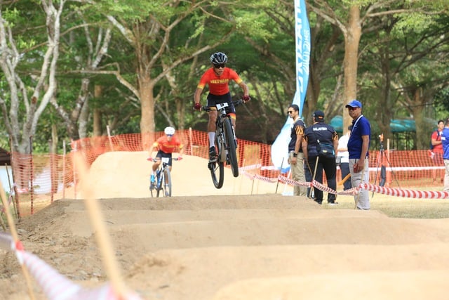 El rendimiento de los ciclistas vietnamitas en la carrera cross-country no fue lo suficientemente bueno, enfrentando duras condiciones: una retirada anticipada - Foto 8. Cua rơ Việt Nam 'bay’ chưa tốt, nghiệt ngã đường đua băng đồng: Sớm dừng bước- Ảnh 8.