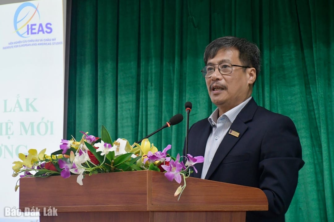 সেমিনারে বক্তব্য রাখেন সেন্ট্রাল হাইল্যান্ডস ইনস্টিটিউট অফ ইকোনমিক্স অ্যান্ড ম্যানেজমেন্টের পরিচালক অধ্যাপক নগুয়েন নগক টুয়েন।