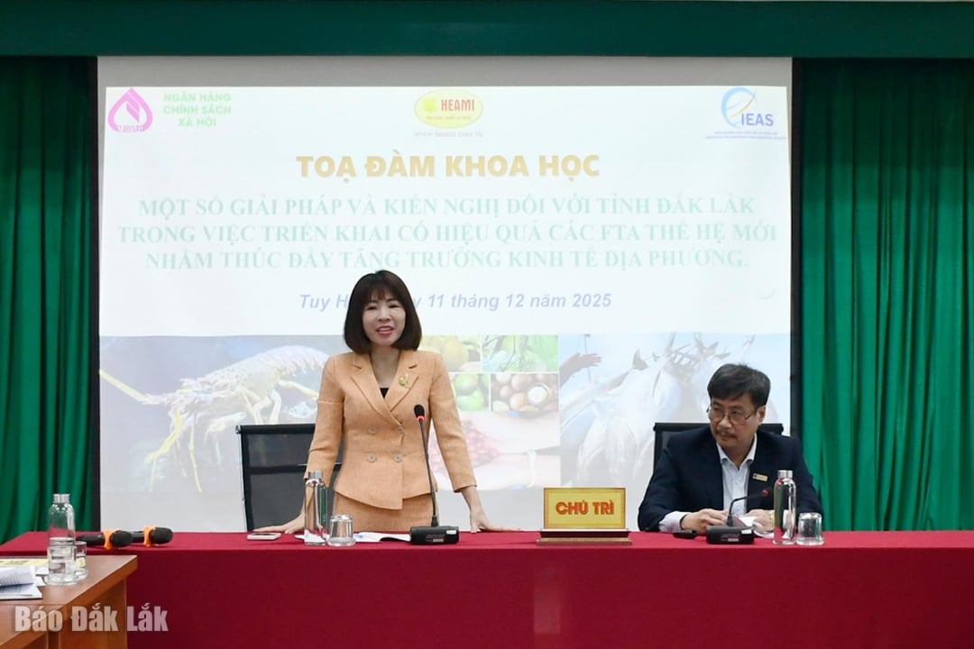 সোশ্যাল পলিসি ব্যাংকের ডাক লাক প্রাদেশিক শাখার উপ-পরিচালক মিসেস ট্রান থি থাম সেমিনারে বক্তৃতা দেন।