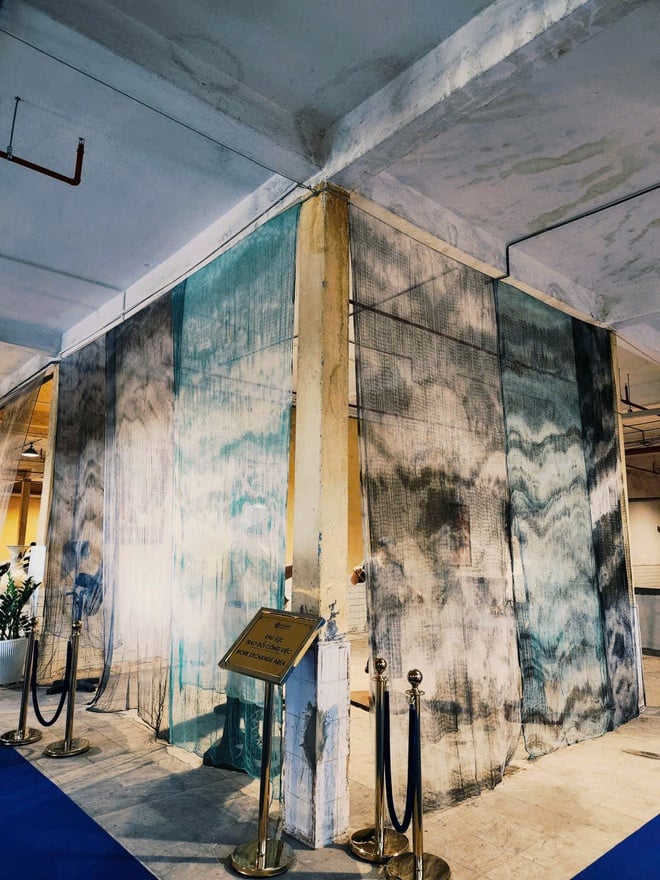 گردشگران برای تماشای اجرای زنده در کارخانه چای قدیمی مربوط به سال ۱۹۲۷ هجوم میآورند - عکس ۲. Du khách đổ về xem biểu diễn thực cảnh tại nhà máy chè cổ 1927- Ảnh 2.