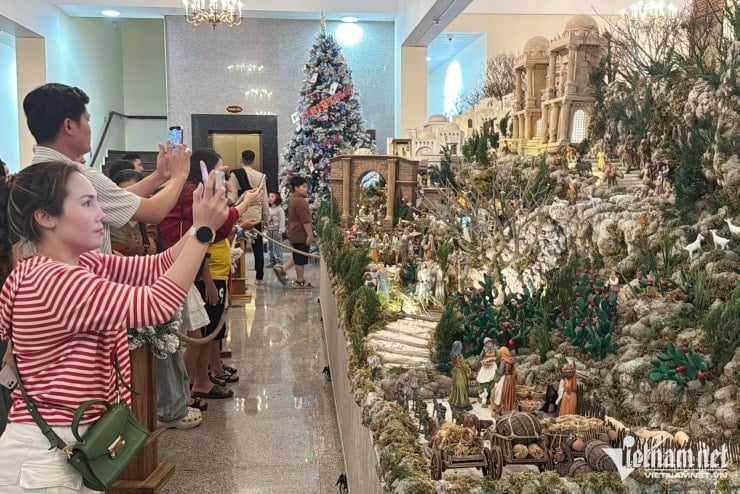 Đồng Nai میں ہماری لیڈی آف ماؤنٹ Cúi Pilgrimage Center میں 7 میٹر سے زیادہ طویل پیدائش کے منظر کا ایک خوبصورت منظر۔