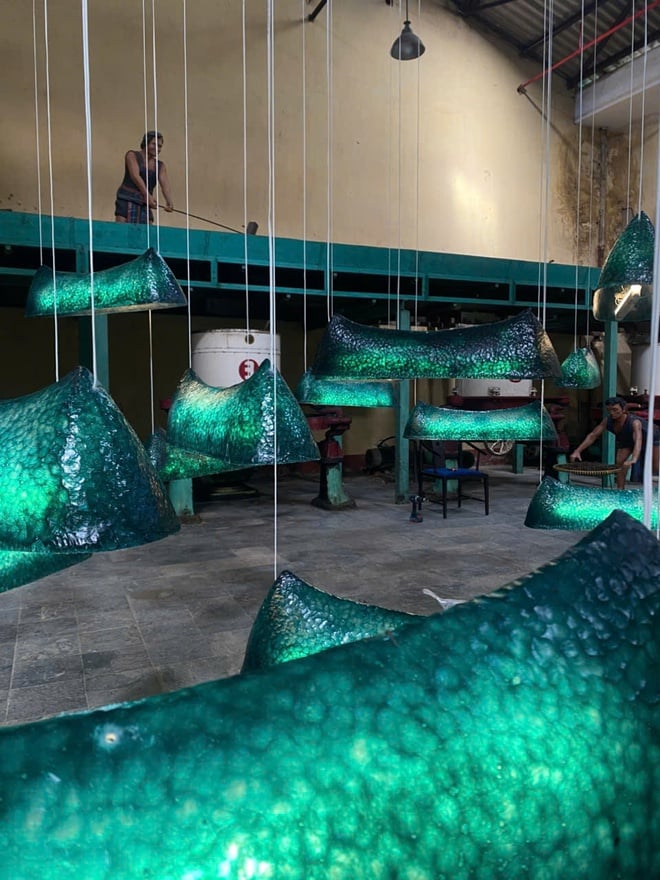 گردشگران برای تماشای اجرای زنده در کارخانه چای قدیمی مربوط به سال ۱۹۲۷ هجوم میآورند - عکس ۳. Du khách đổ về xem biểu diễn thực cảnh tại nhà máy chè cổ 1927- Ảnh 3.