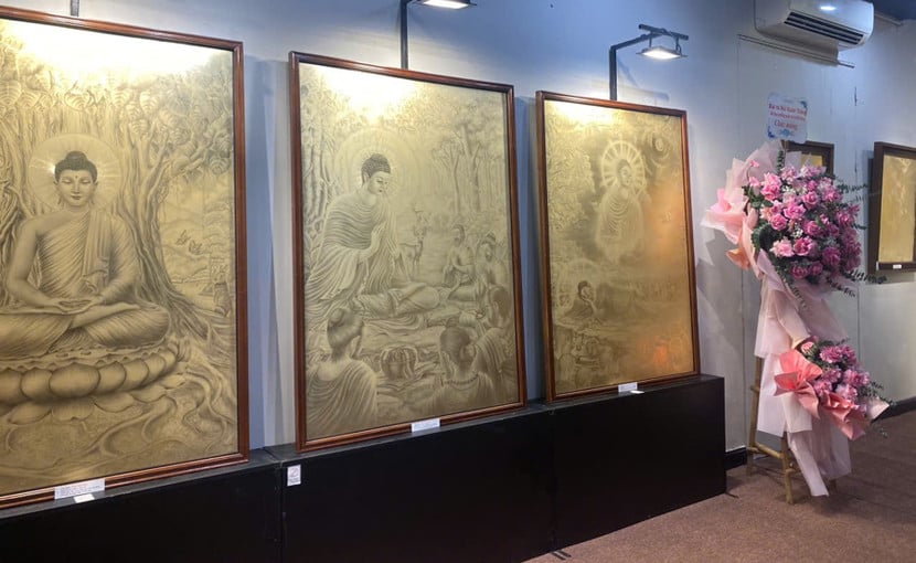 Trưng bày các bức tranh vẽ từ vàng 9999 trên nền kim loại