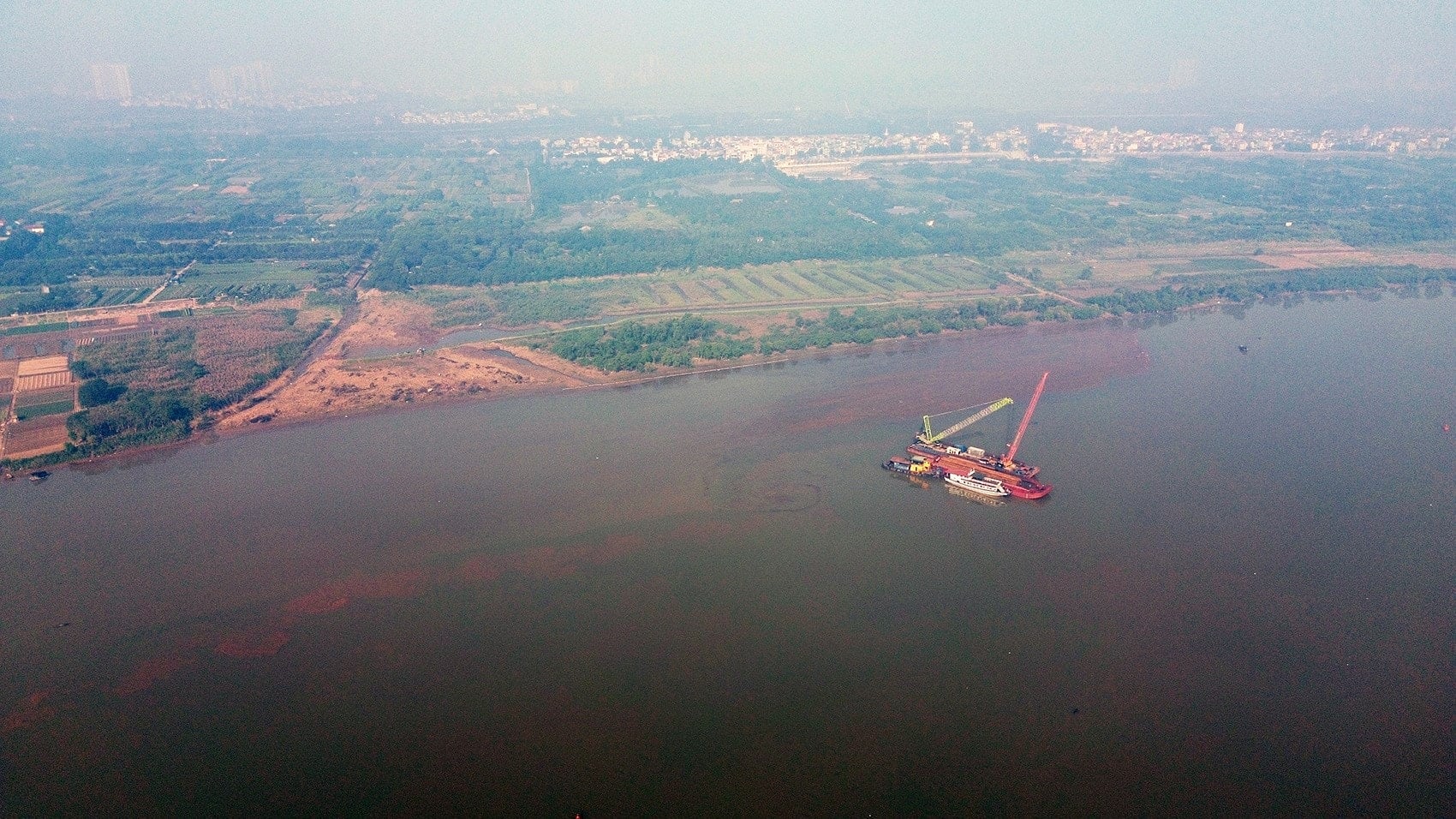 نمایی از پل نگوک هوی که بر روی رودخانه سرخ قرار دارد و هانوی و هونگ ین را به هم متصل میکند.