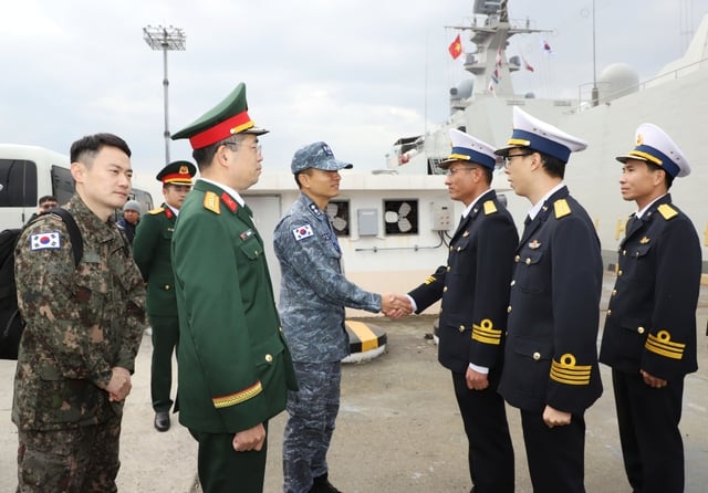 Tàu hộ vệ tên lửa 015 Trần Hưng Đạo cập cảng Jinhae, bắt đầu thăm Hàn Quốc - Ảnh 2.