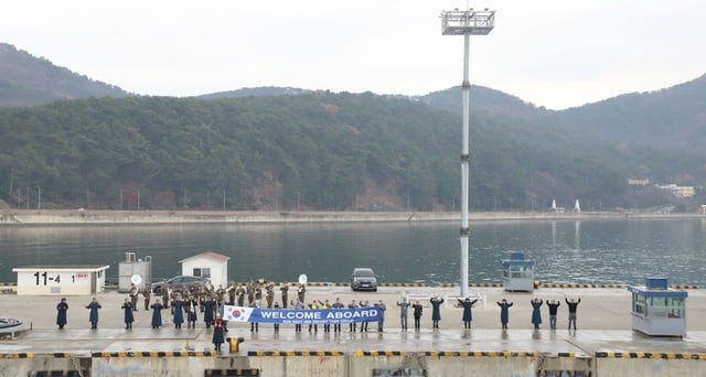 Tàu hộ vệ tên lửa 015 Trần Hưng Đạo cập cảng Jinhae, bắt đầu thăm Hàn Quốc - Ảnh 3.