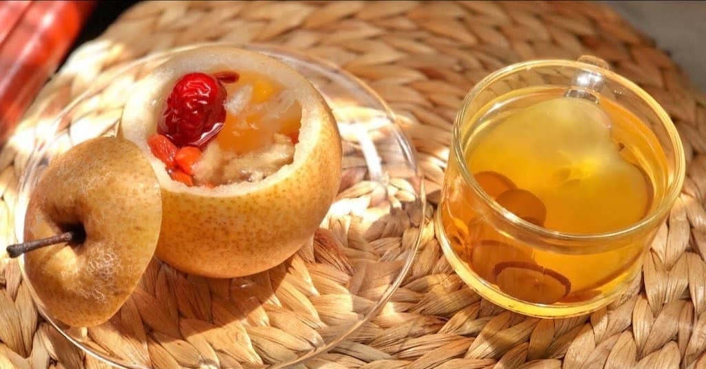 نوشیدنی داغی که از گلابی پخته شده با تربچه، نیشکر، زنجبیل و علف لیمو تهیه میشود. Sốt xình xịch thức uống từ quả lê nấu củ cải, mía, gừng, sả