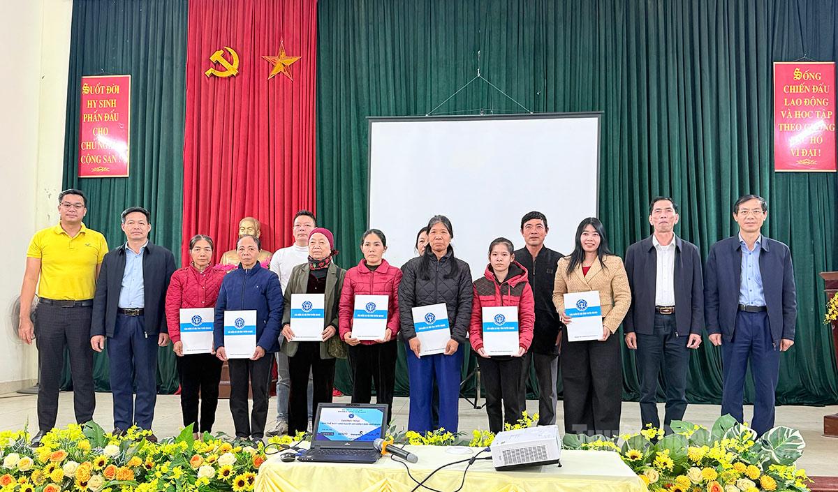 Reprezentanții agenției provinciale de asigurări sociale și ai oficiului poștal provincial au înmânat carduri de asigurare medicală persoanelor aflate în circumstanțe dificile.