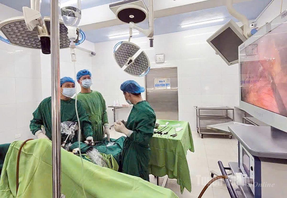 Doktor di Hospital Besar Duc Minh melakukan pembedahan laparoskopi untuk merawat perforasi duodenum yang disebabkan oleh tulang ikan pada pesakit.