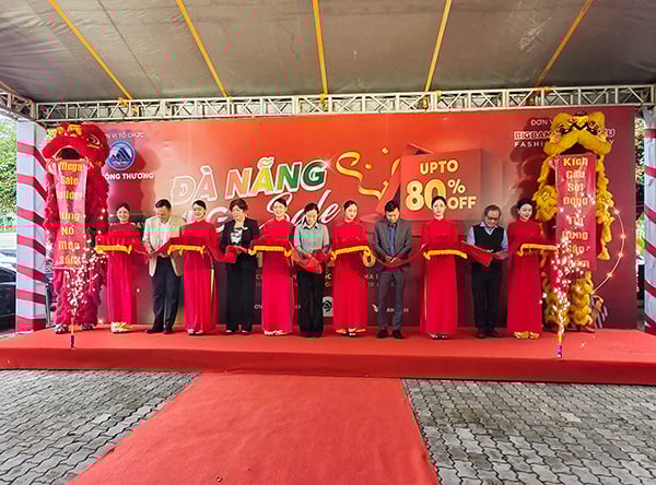 ດຳເນີນພິທີເປີດງານ Mega Sale Holiday Da Nang 2025. Thực hiện nghi thức khai mạc Mega Sale Holiday Đà Nẵng 2025.